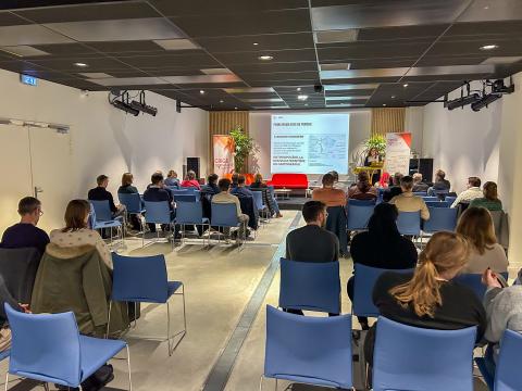 Photo des participants dans la salle principale